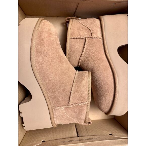 BRAND NEW Uggs - Classic Ultra Mini Platform Boot - 8 - Picture 1 of 5